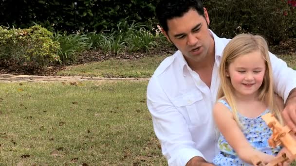 Apja & lánya a parkban játszó - Felvétel, videó