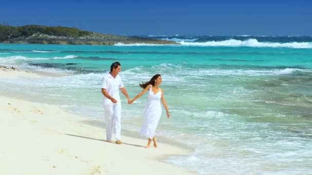 Casal atraente desfrutando de férias Paradise Beach
 - Filmagem, Vídeo