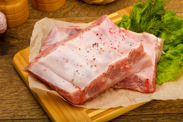 Côtes de porc crues prêtes pour la cuisson. Avec des épices
 - Photo, image