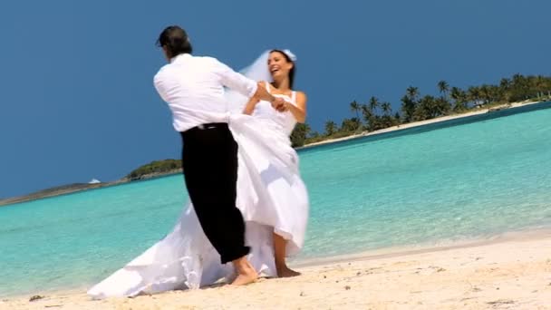 Para ślub śmiejąc się idealna tańce na plaży - Materiał filmowy, wideo