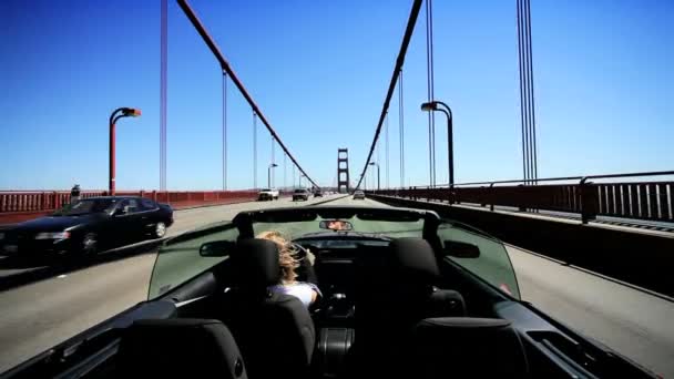 luxusní kabriolet auto na most golden gate - Záběry, video