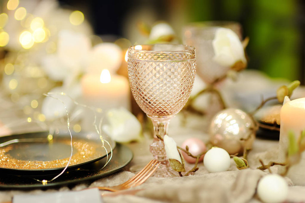 Table set in golden color for wedding reception or Christmas/New Year party - Fotoğraf, Görsel