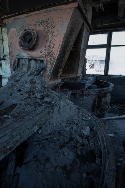 放棄されたチェルノブイリのセメント工場の工業ビル。古い工場の遺跡。ごみ、錆びた金属はセメント工場の機器は壊れています。終末論的なデザイン、レトロ、ストーカーの要素 - 写真・画像