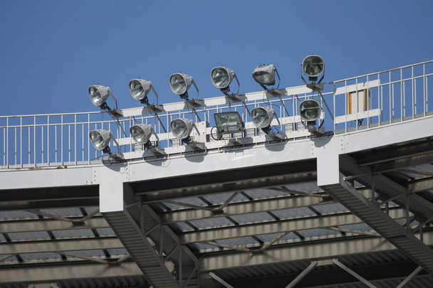 Ansicht von Projektoren auf dem Dach des Stadions - Foto, Bild