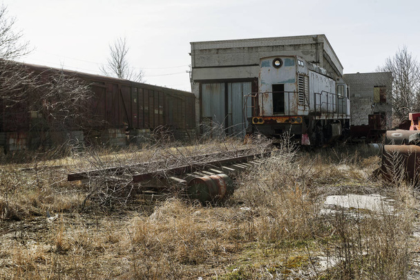 放棄された鉄道、壊れたレール、壊れた木製の枕木。鉄道の壊れたままにします。略奪の古い鉄道。道はないです。破片、残骸、古いキャンバスの要素。選択と集中 - 写真・画像