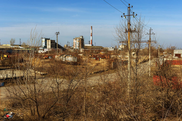 Vanha ruosteinen veturi heitettiin Tsernobylin suojavyöhykkeelle. Korkean radioaktiivisuuden alue. Pripyatin aavekaupunki. Tsernobylin katastrofi. Ruosteinen hylätty Neuvostoliiton koneiden alueella ydinonnettomuuden tehtaalla
 - Valokuva, kuva