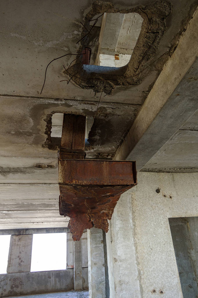 Oude Rusty industriële ventilatie in een verlaten productie opbouw; Ventilatie in belang van ruïnes van vernietigde administratief gebouw fabrieken. Apocalyptische landschap Stalker, Tsjernobyl, Pripyat, zone van nucleaire ramp - Foto, afbeelding
