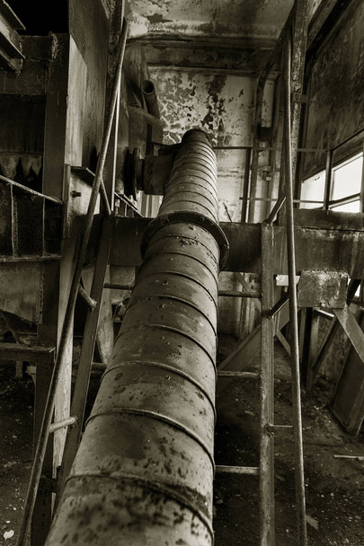 Старое заброшенное промышленное здание цементного завода Чернобыля. Руины старой фабрики. Мусор, ржавый металл - это сломанное оборудование цементного завода. Элемент для апокалиптического дизайна, ретро, сталкер
 - Фото, изображение