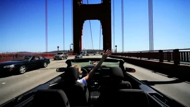 ξέγνοιαστη οδήγηση σε χρυσή γέφυρα πυλών θηλυκό - Πλάνα, βίντεο