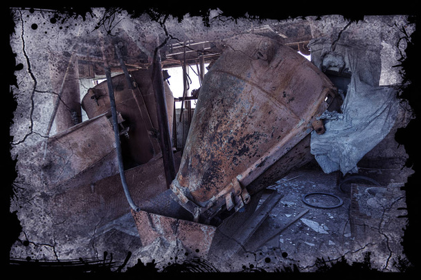 Antiguo edificio industrial abandonado de la planta de cemento Chernobyl. Ruinas de una vieja fábrica. Basura, metal oxidado es equipo roto de la planta de cemento. Elemento para el diseño apocalíptico, retro, acosador
 - Foto, imagen