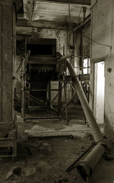Antiguo edificio industrial abandonado de la planta de cemento Chernobyl. Ruinas de una vieja fábrica. Basura, metal oxidado es equipo roto de la planta de cemento. Elemento para el diseño apocalíptico, retro, acosador
 - Foto, imagen
