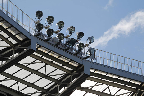 vista inferior dos projetores no telhado do estádio
 - Foto, Imagem