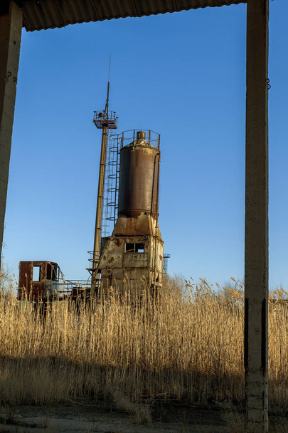Starý opuštěný průmyslová budova cementárny Černobyl. Ruiny staré továrny. Nesmysl rezavý kov je porušena zařízení cementárny. Prvek pro apokalyptické design, retro, stalker - Fotografie, Obrázek