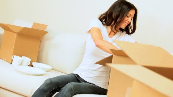 brunette meisje uitpakken huis verplaatsen kartons - Video