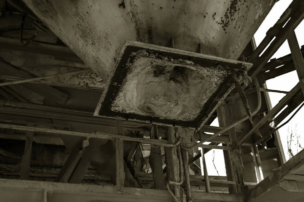 alte verlassene Industriehalle des Zementwerks Tschernobyl. Ruinen einer alten Fabrik. Müll, rostiges Metall ist kaputte Ausrüstung eines Zementwerks. Element für apokalyptisches Design, Retro, Stalker - Foto, Bild