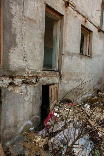 Stary opuszczony budynek produkcji elektrowni w Czarnobylu. Ruiny starego fabryki. Śmieci zardzewiały metal jest uszkodzony sprzęt fabrycznie. Element do apokaliptycznej design, retro, stalker - Zdjęcie, obraz