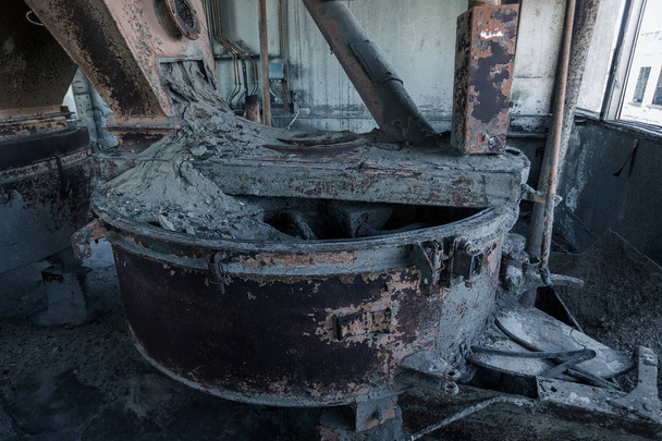Vanha hylätty teollisuusrakennus sementtitehtaan Tsernobyl. Vanhan tehtaan rauniot. Roskaa, ruosteinen metalli on rikki laitteet sementtitehtaan. Elementti apokalyptiseen suunnitteluun, retro, stalker
 - Valokuva, kuva
