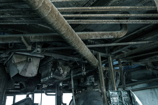 alte verlassene Industriehalle des Zementwerks Tschernobyl. Ruinen einer alten Fabrik. Müll, rostiges Metall ist kaputte Ausrüstung eines Zementwerks. Element für apokalyptisches Design, Retro, Stalker - Foto, Bild