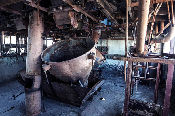 Régi elhagyott ipari épület cementgyár Chernobyl. Romjai a régi gyár. Vacak rozsdás fém elromlott a cementgyár berendezések. Eleme az apokaliptikus design, retro, stalker - Fotó, kép