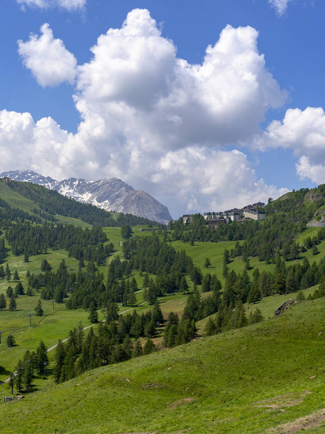 Vale do Chisone: paisagem montanhosa ao longo da estrada para Sestriere, Turim, Piemonte, Itália, no verão
 - Foto, Imagem