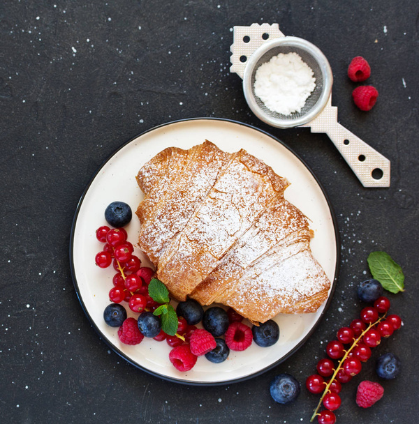 Delicious breakfast with fresh croissants and ripe berries - Foto, imagen