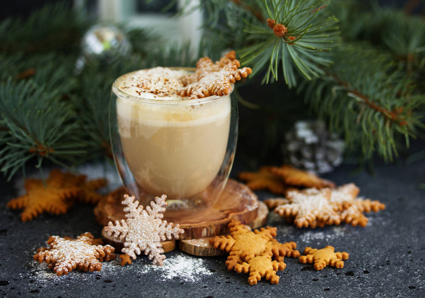 Gingerbread snowflake cookie, a cup of cappuccino for christmas. - Φωτογραφία, εικόνα