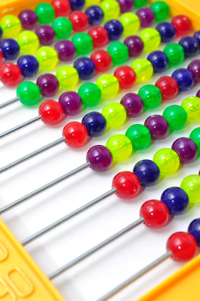 Abacus colorido brilhante no fundo branco
 - Foto, Imagem