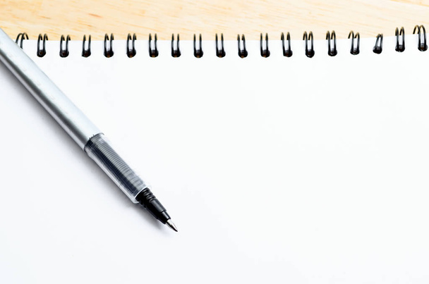 κενό σημειωματάριο με στυλό πάνω σε ξύλινο τραπέζι γραφείου - Φωτογραφία, εικόνα