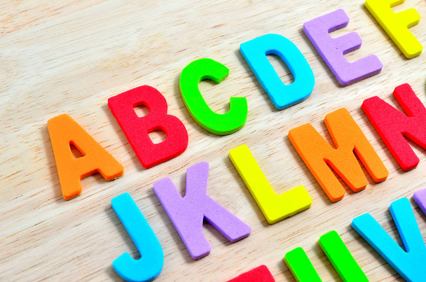 Alfabetos ABC sobre fondo de madera
 - Foto, imagen