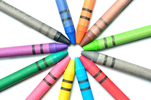 Des crayons multicolores sur fond blanc
 - Photo, image