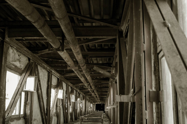 放棄されたチェルノブイリのセメント工場の工業ビル。古い工場の遺跡。ごみ、錆びた金属はセメント工場の機器は壊れています。終末論的なデザイン、レトロ、ストーカーの要素 - 写真・画像