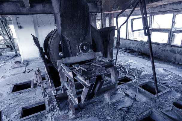 Παλιό εγκαταλελειμμένο βιομηχανικό κτίριο του εργοστασίου του Τσερνομπίλ. Ερείπια από ένα παλιό εργοστάσιο. Σκουπιδιών, Σκουριασμένο μέταλλο είναι σπασμένα εξοπλισμού του εργοστασίου τσιμέντου. Στοιχείο για την αποκαλυπτική σχεδιασμό, ρετρό, stalker - Φωτογραφία, εικόνα