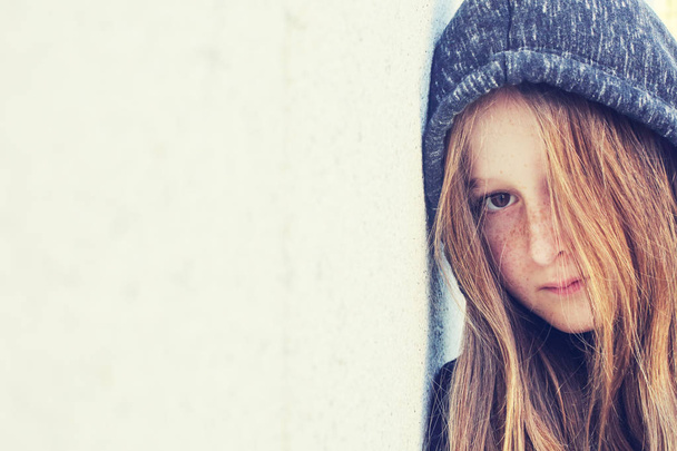Retrato de una adolescente de 12 años al aire libre
 - Foto, imagen