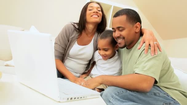 afrykańsko-amerykańskiej rodziny za pomocą Internetu webchat - Materiał filmowy, wideo