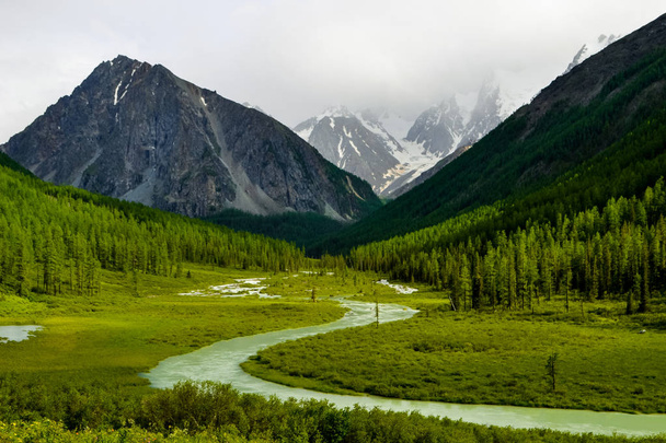 Mountain Altai is the most beautiful place in the world - Foto, Imagen
