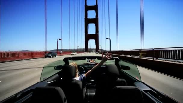 beztroski kobieta jazdy mostu golden gate - Materiał filmowy, wideo