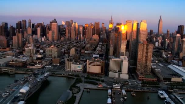 Auringon antenni heijastaa rakennuksia Financial District, NY, USA
 - Materiaali, video