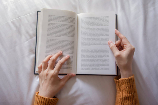 Χαλάρωση και άνετα έννοια. Lay γυναίκα στο κρεβάτι για να την ανάγνωση του βιβλίου. Το Top View - Φωτογραφία, εικόνα