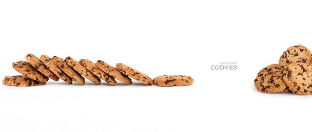 Bannière avec beaucoup de délicieux biscuits aux pépites de chocolat maison croquants fraîchement cuits isolés sur blanc avec copyspace
 - Photo, image