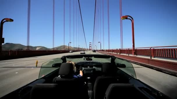 junge Frau fährt auf Golden Gate Bridge - Filmmaterial, Video