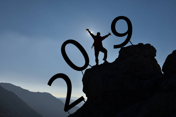 2019 για να είναι επιτυχής για ορειβατικές δραστηριότητες και νέες ανακαλύψεις, περιπέτειες - Φωτογραφία, εικόνα