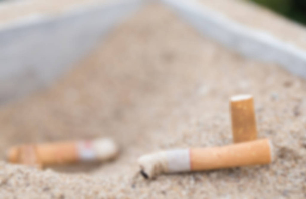 Close-up van sigarettenpeuken op onscherpe achtergrond - Foto, afbeelding