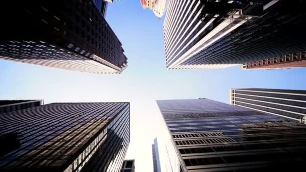 Vista vertical de alto ângulo dos arranha-céus da cidade
 - Filmagem, Vídeo