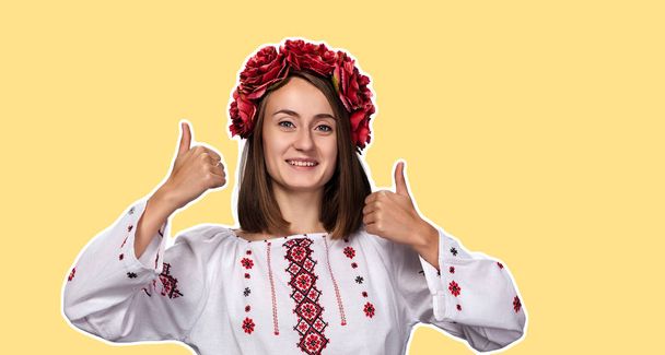 Счастливая молодая девушка в национальном костюме улыбается и показывает большой палец вверх. Журнал Collag
 - Фото, изображение