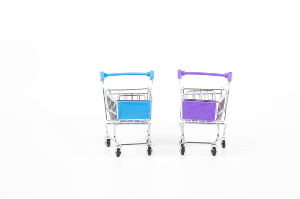 Carrinhos de compras coloridos no fundo branco
 - Foto, Imagem