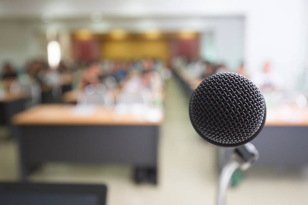 Micrófono en la sala de conferencias para seminarios y educación
 - Foto, imagen