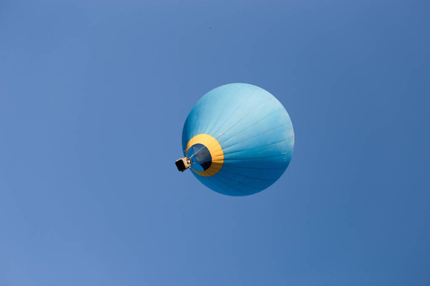 Horký vzduch barevný balónek, oheň na modré obloze během dne - Fotografie, Obrázek