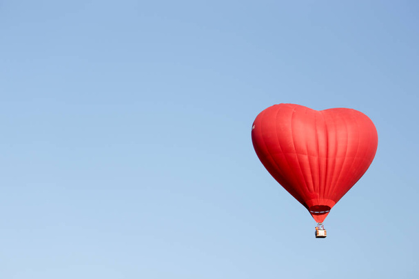 Heißluftballon, Feuerballon am blauen Himmel - Foto, Bild