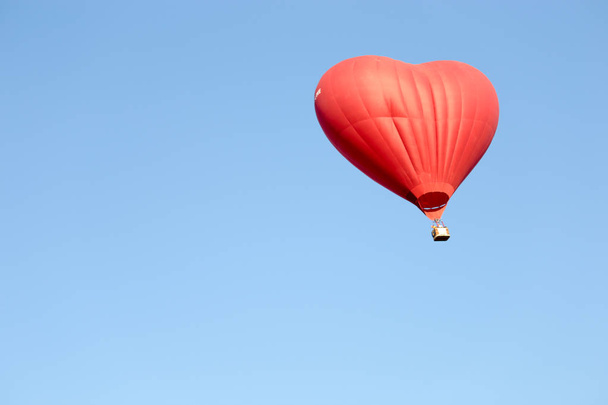 Heißluftballon, Feuerballon am blauen Himmel - Foto, Bild