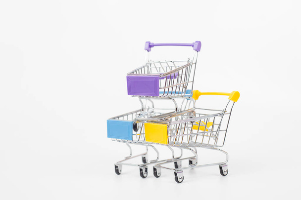 Barevné nákupní vozíky na bílém pozadí - Fotografie, Obrázek
